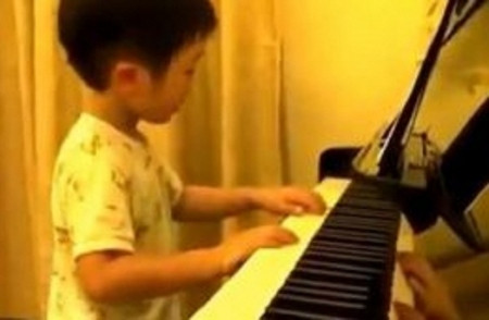 Un copil cu un talent impresionant. Are doar 5 ani si deja e un pianist genial. VIDEO