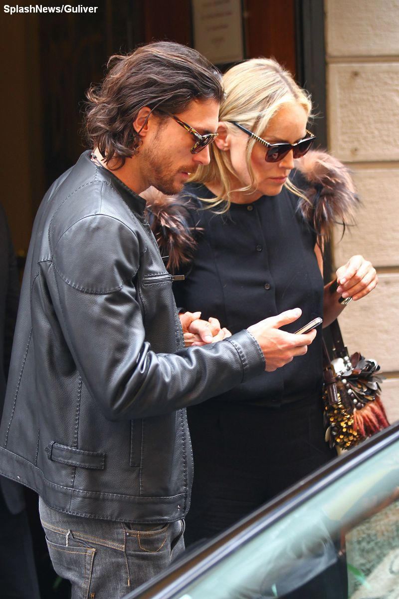 Sharon Stone a lesinat in timpul unei prezentari din cadrul "Saptamana Modei", de la Milano. VIDEO