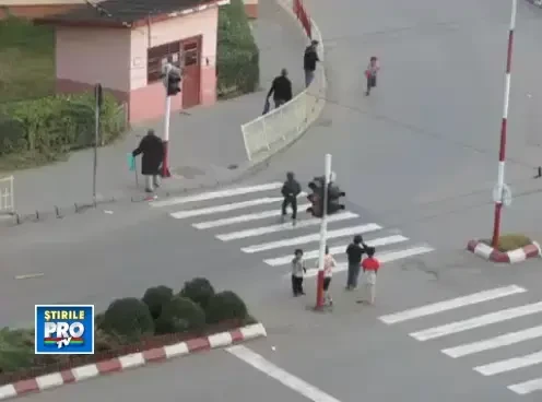 Imagini socante. Batran lovit in plina strada la Medias de cativa copii. VIDEO