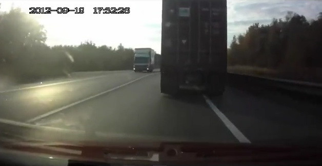 Cum supravietuieste un sofer de tir dupa ce este aruncat din cabina facuta PRAF! VIDEO