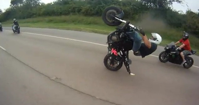 Merge pe o roata si scoate flacari! EI sunt cei mai NEBUNI MOTOCIOCLISTI! VIDEO