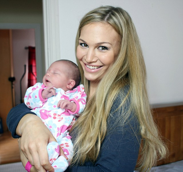 VIDEO. Au anuntat ca vor transmite pe Internet momentul nasterii fetitei lor. Urmarea i-a ingrozit