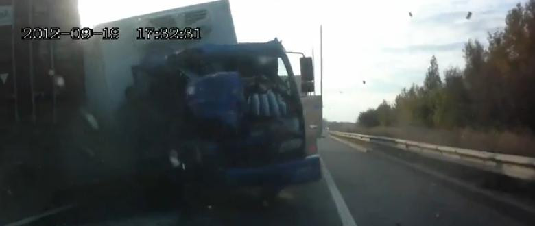 "Cascadorie" in Rusia. Un sofer a aterizat in picioare, dupa ce a fost proiectat prin parbriz. VIDEO