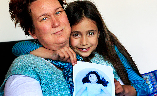 Si-a pozat fiica si a trimis imaginea la un concurs. In scurt timp s-a trezit cu politia la usa