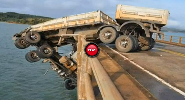 ACEST camion a ramas suspendat deasupra unui pod! VIDEO