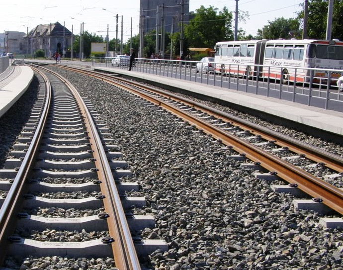 Un pensionar surdo-mut din Arad a ajuns astazi la spital dupa ce a fost lovit de un tramvai