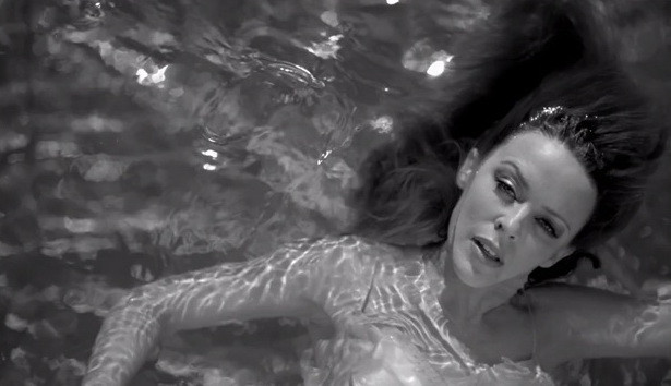 Kylie Minogue, aproape GOALA in cel mai NOU videoclip!
