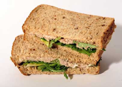 A gustat din sandvisul abia cumparat si cand a vazut ce era in paine i s-a facut rau