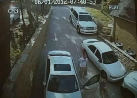 O panta, o blonda si un Mercedes. Clipul pe care niciun barbat nu trebuie sa-l rateze. VIDEO