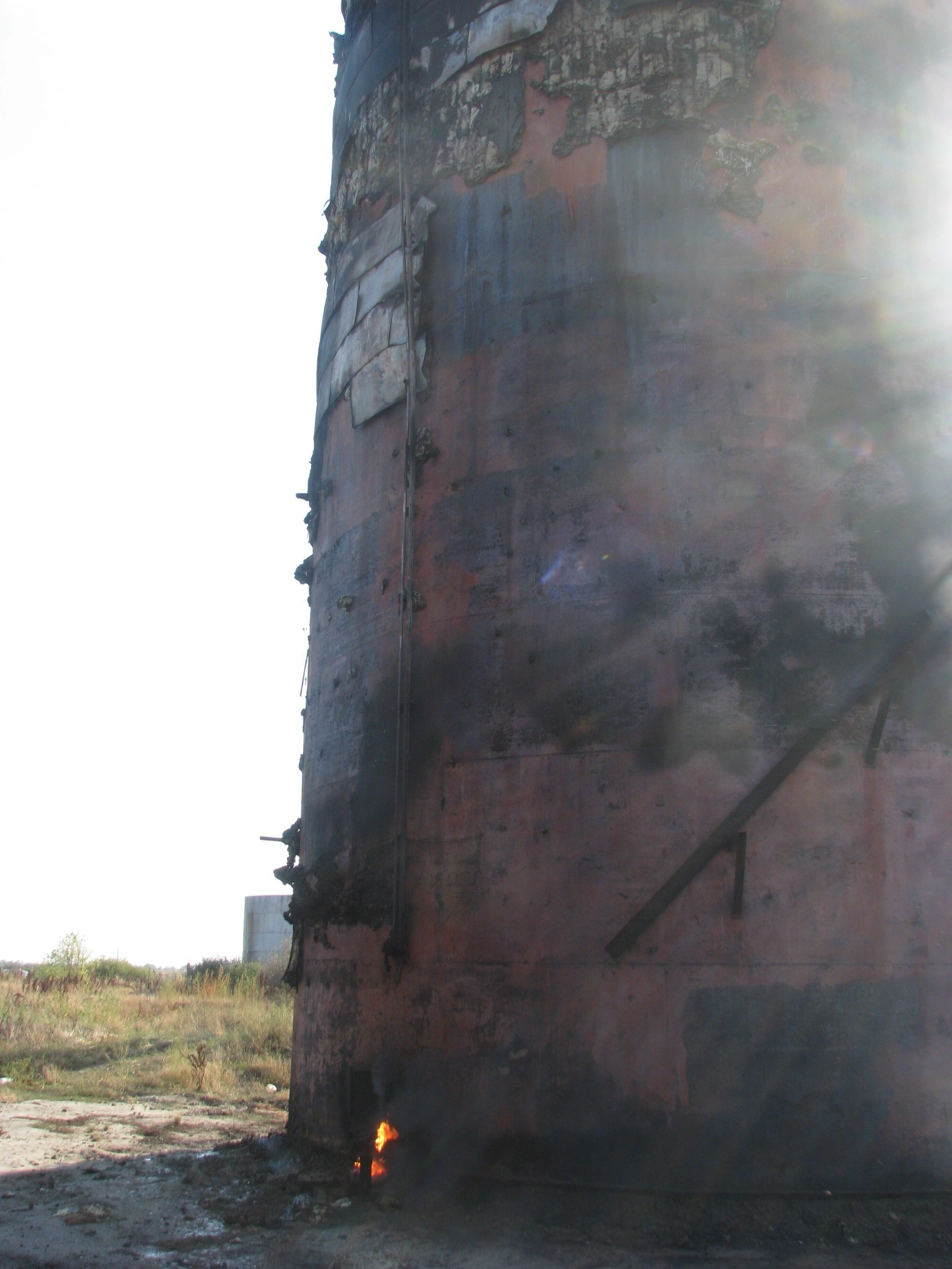 Rezervor petrolier in flacari. Pompierii au stins incendiul inainte sa cuprinda alte doua rezervoare