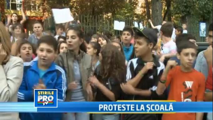 Protest la o scoala din Capitala. Elevii nu vor mutarea unor liceeni in unitatea lor scolara