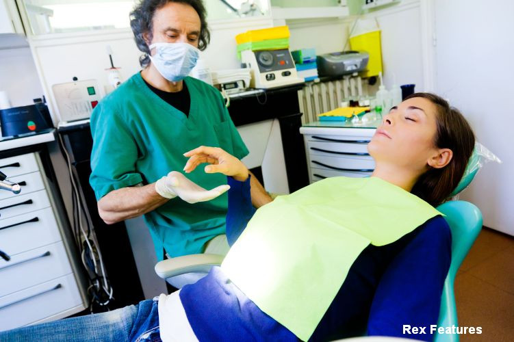 Stomatologii englezi ar putea fi obligati sa le puna pacientilor intrebari despre viata lor sexuala