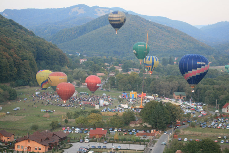 Iubitorii de adrenalina se lasa in voia vantului. Incepe Parada Baloanelor cu Aer Cald