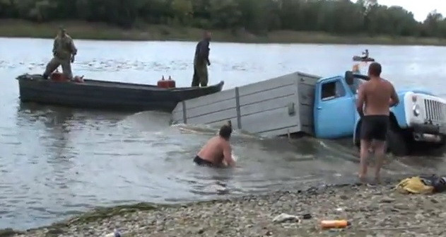 Ce ai vazut pana acum din Rusia e minciuna! Vezi ce se intampla cu camionul din poza! VIDEO