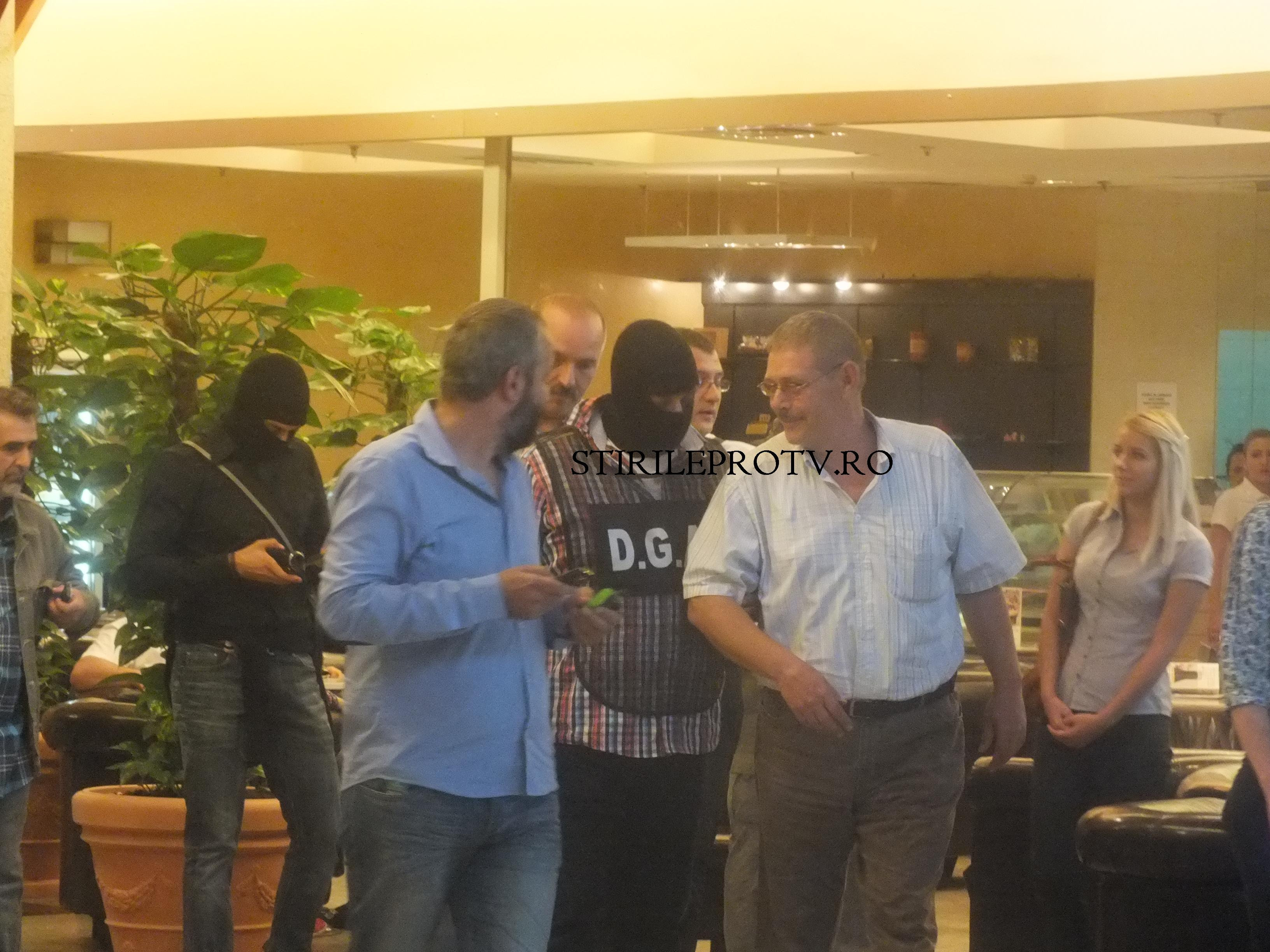 Fost politist din Timisoara, ridicat de ofiterii DGA. Barbatul este acuzat de trafic de influenta