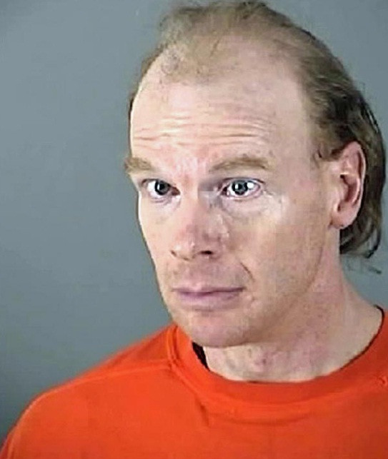 Arestat si amendat cu 11.500 de dolari dupa ce a fost surprins in momente intime cu o canapea