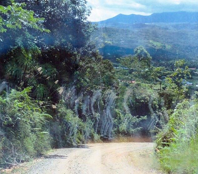 A surprins in fotografiile sale " fantomele unor soldati morti in Al Doilea Razboi Mondial"