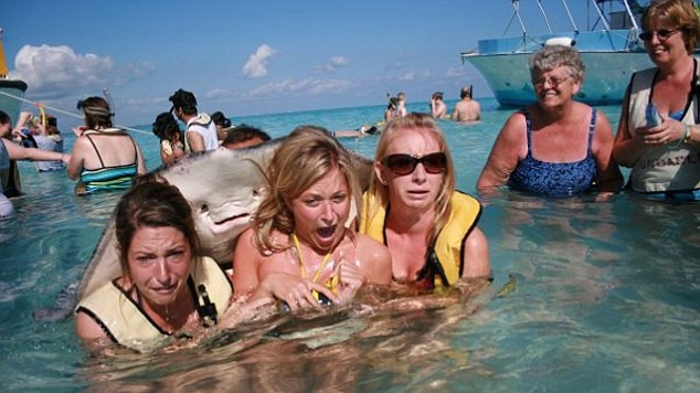 Au vrut sa faca o poza de vacanta, insa un "musafir" a aparut in cadru. Ce a speriat-o pe femeie