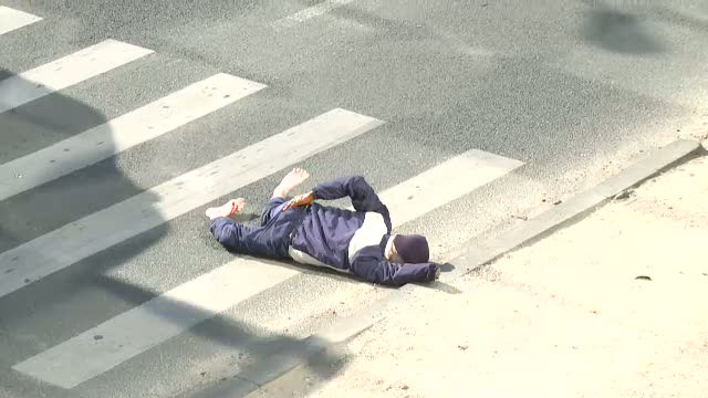 Examen picat la omenie. Cati soferi romani opresc sa ajute un "pieton" cazut pe carosabil