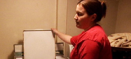 Ajunge la extaz de 100 de ori pe zi. Chiar si masina de spalat ii poate provoca un "episod". VIDEO