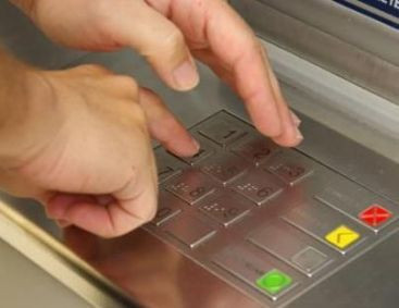 I-a disparut pensia din contul de card. O batrana din Bucuresti a ramas fara banii de operatie