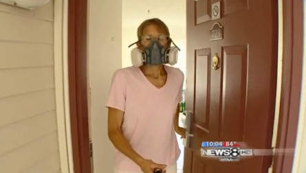 Este alergica la viata moderna. "Nu pot sa ies din casa fara masca de gaze pe fata". VIDEO