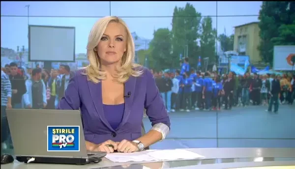 Parada elevilor din Capitala: scandari ca pe station si amenzi usturatoare pentru petarde fumigene