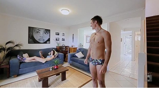 VIDEO. Metoda care ar putea pune capat crizei imobiliare. Striptease pentru vanzarea caselor