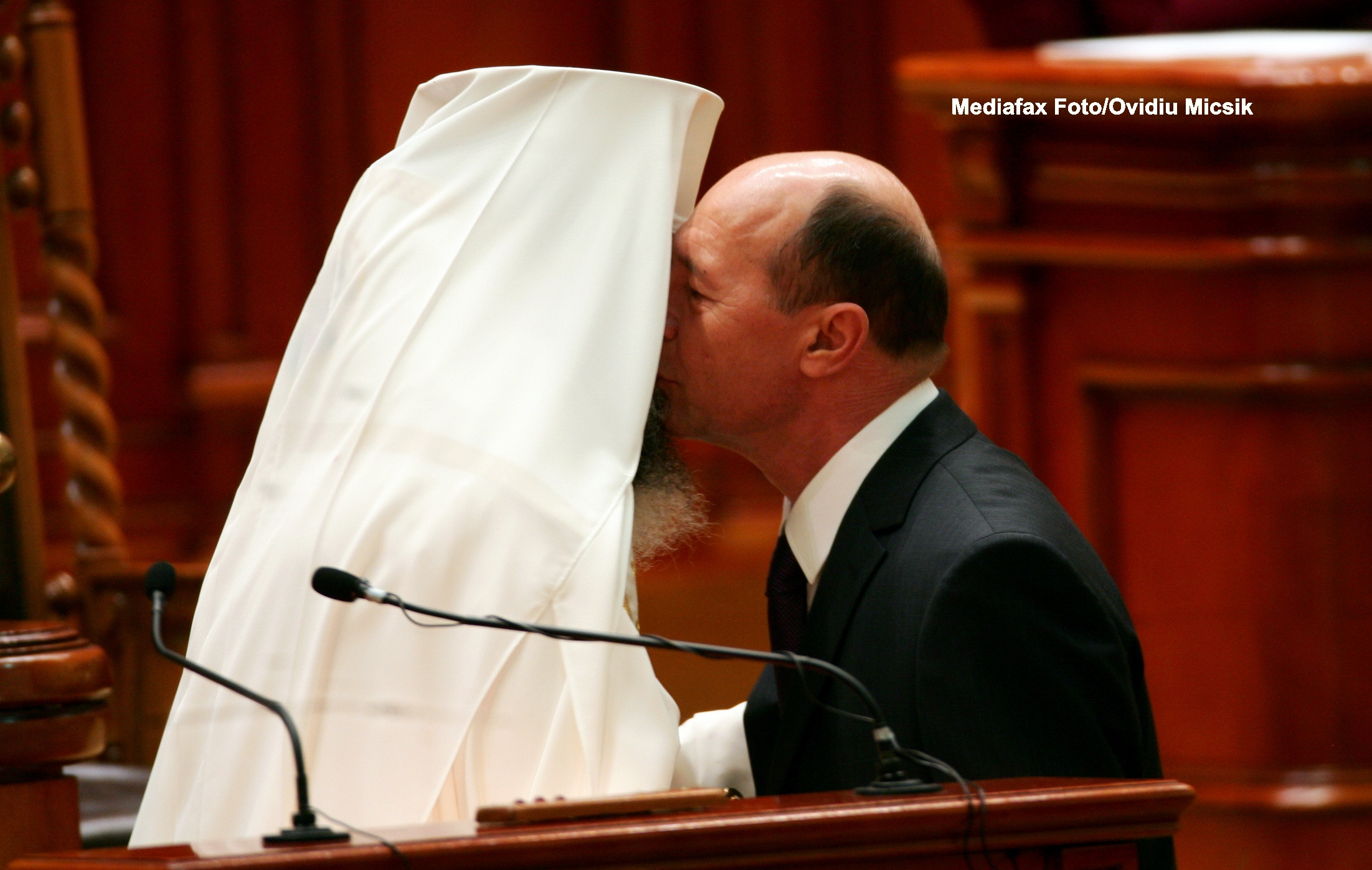 Presedintele Traian Basescu l-a felicitat pe PF Daniel pentru ca a "insuflat un nou dinamism BOR"