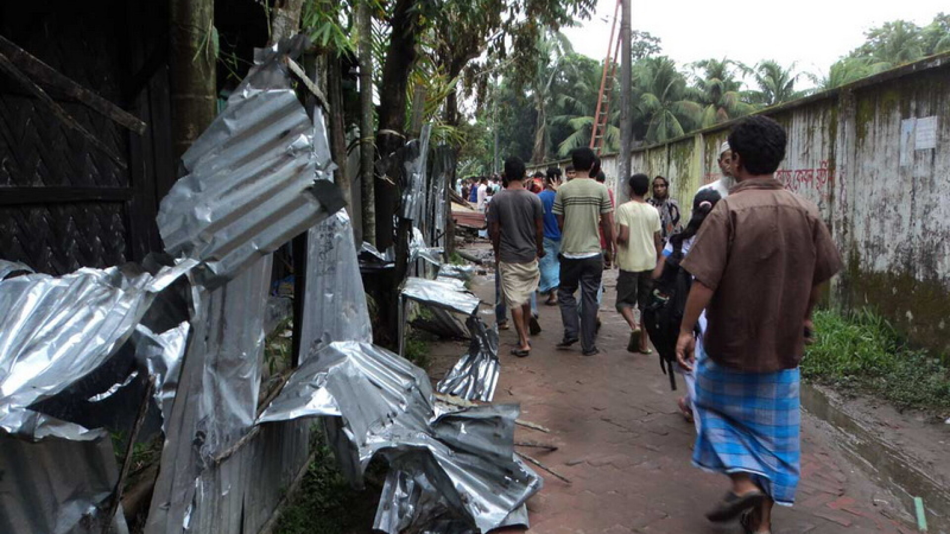 Consecintele unui mesaj publicat pe Facebook. Fotografia care a incins spiritele in Bangladesh