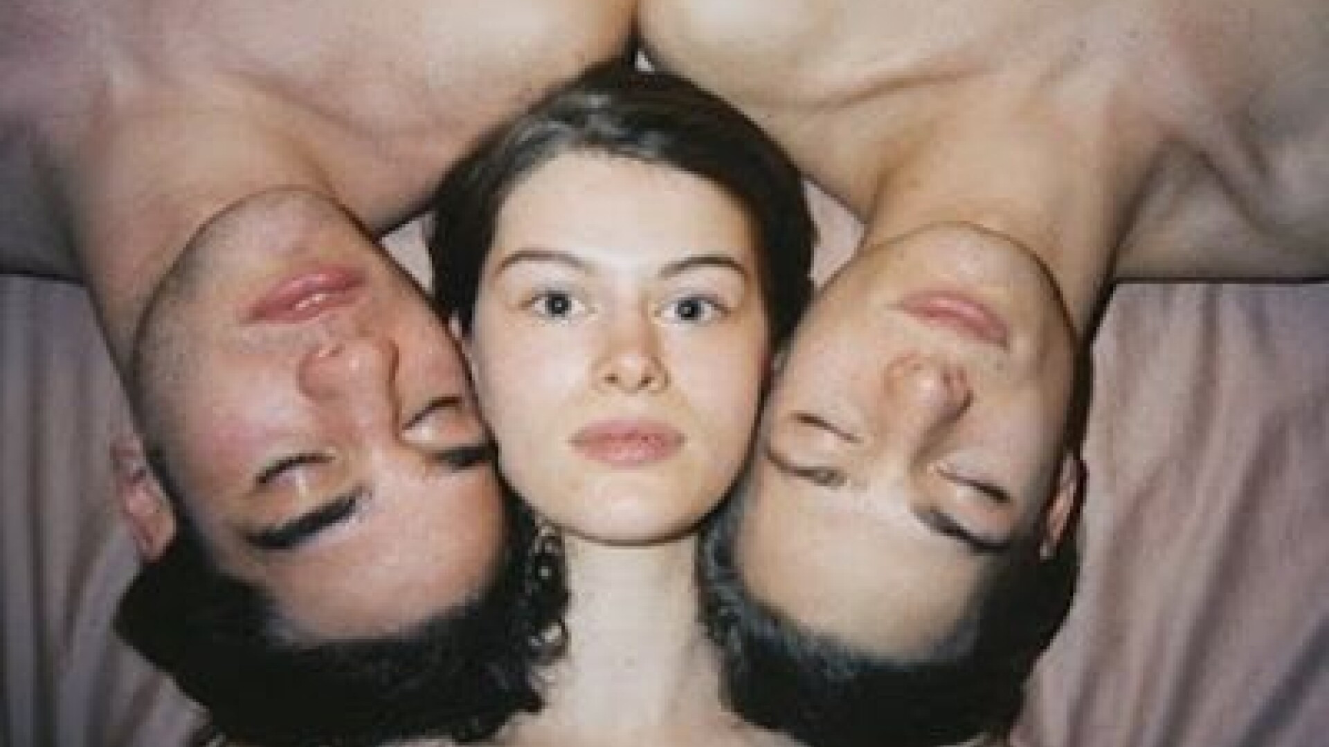 "Ménage à trois" in Himalaya. Povestea celei mai bizare familii din lume