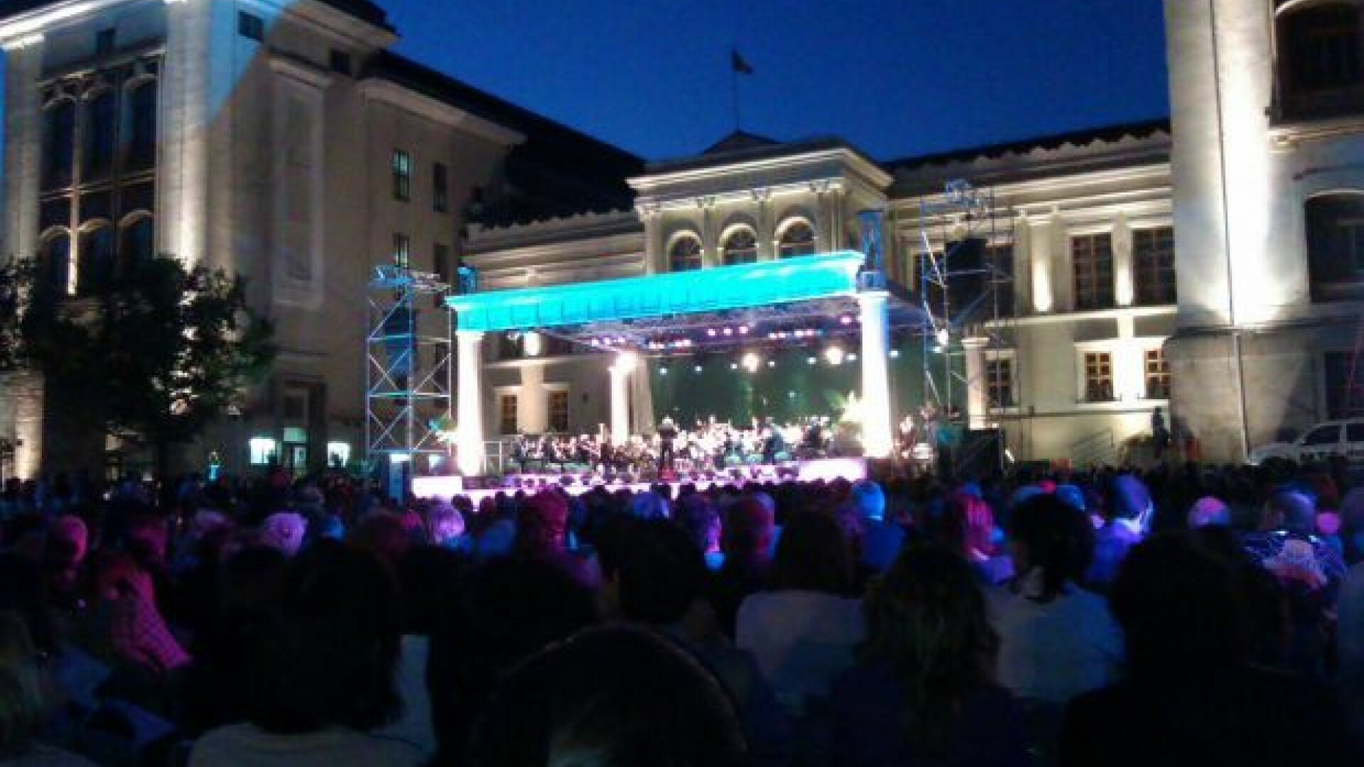 Inceput de an universitar artificii si concert Iris pentru studentii la medicina din Iasi