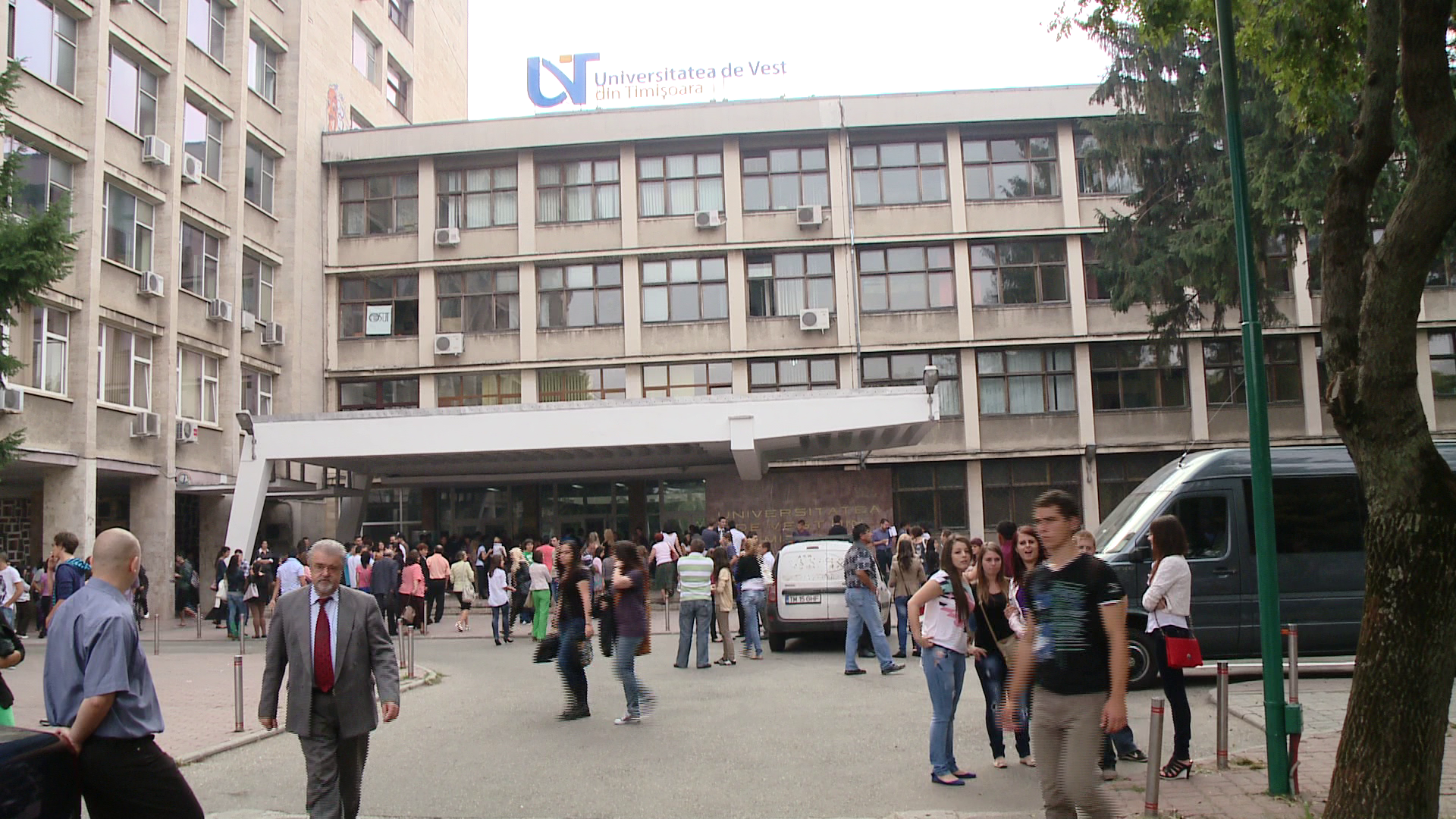Studentii de la Universitatea de Vest platesc 50% din abonamentul RATT. Ce decizie a luat conducerea
