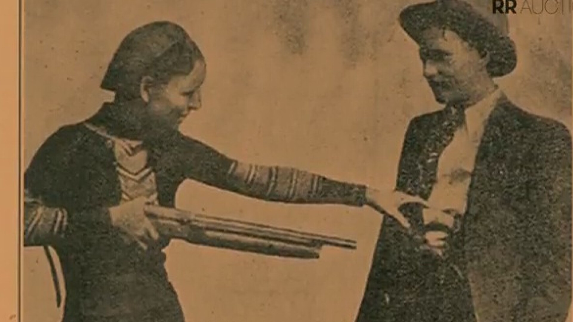 VIDEO. Pistoalele celebrului cuplu Bonnie si Clyde, vandute la licitatie cu peste 500.000 de dolari