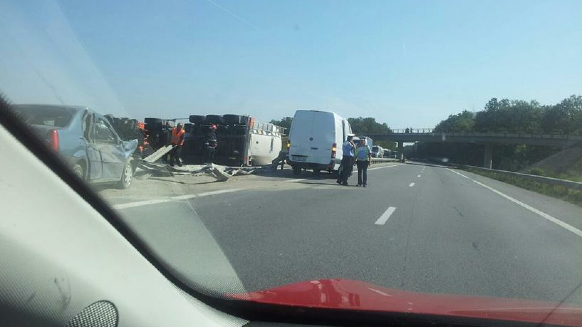Un TIR incarcat cu 20 de tone de soda caustica s-a rasturnat pe A1, in Dambovita