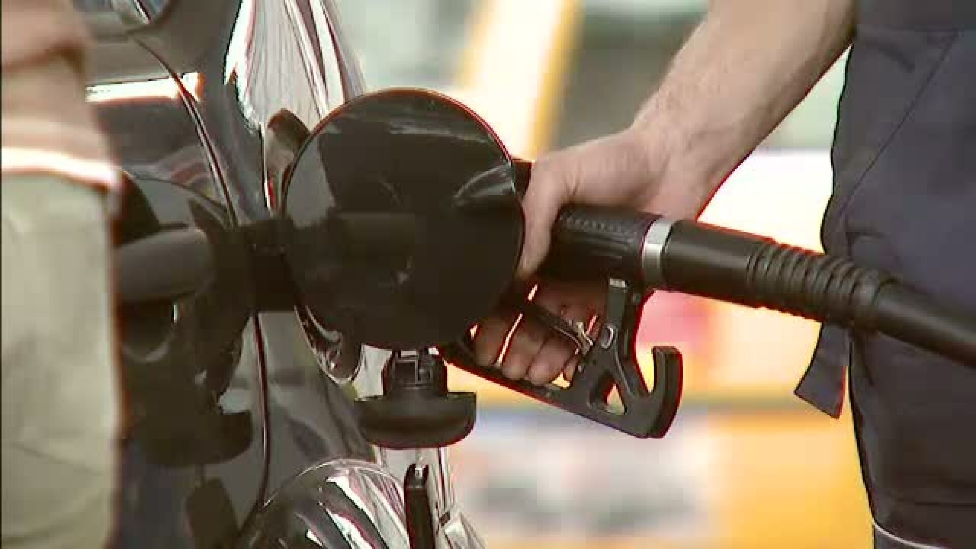 Ponta:Mentinem acciza de 7 centi la carburant. Basescu putea sa nu semneze acordul FMI, dar a semnat