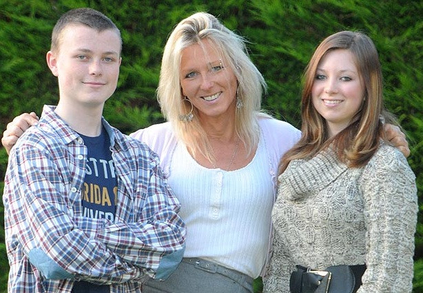 "Le sunt mama, dar inainte eram tata". Explicatia halucinanta pentru aceasta fotografie de familie