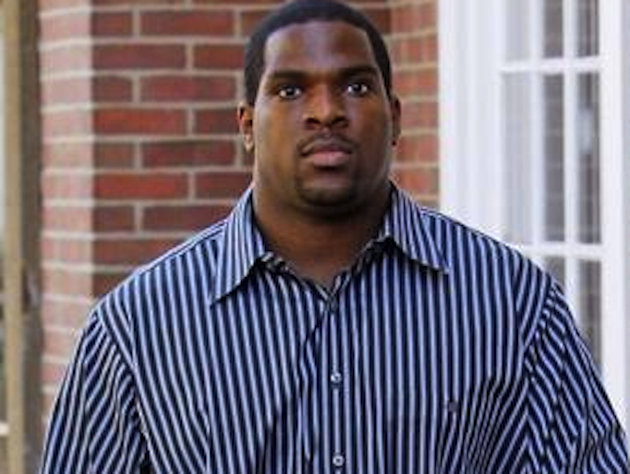 Un profesor de sport de 100 de kilograme sustine ca e batut de un elev de clasa I