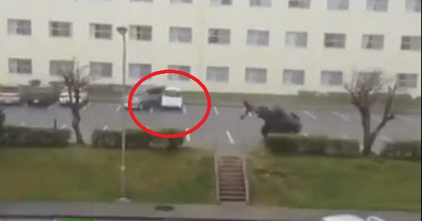 LUAT PE SUS: Ce poate sa faca taifunul cu un Minivan! Imaginile sunt increbile! VIDEO