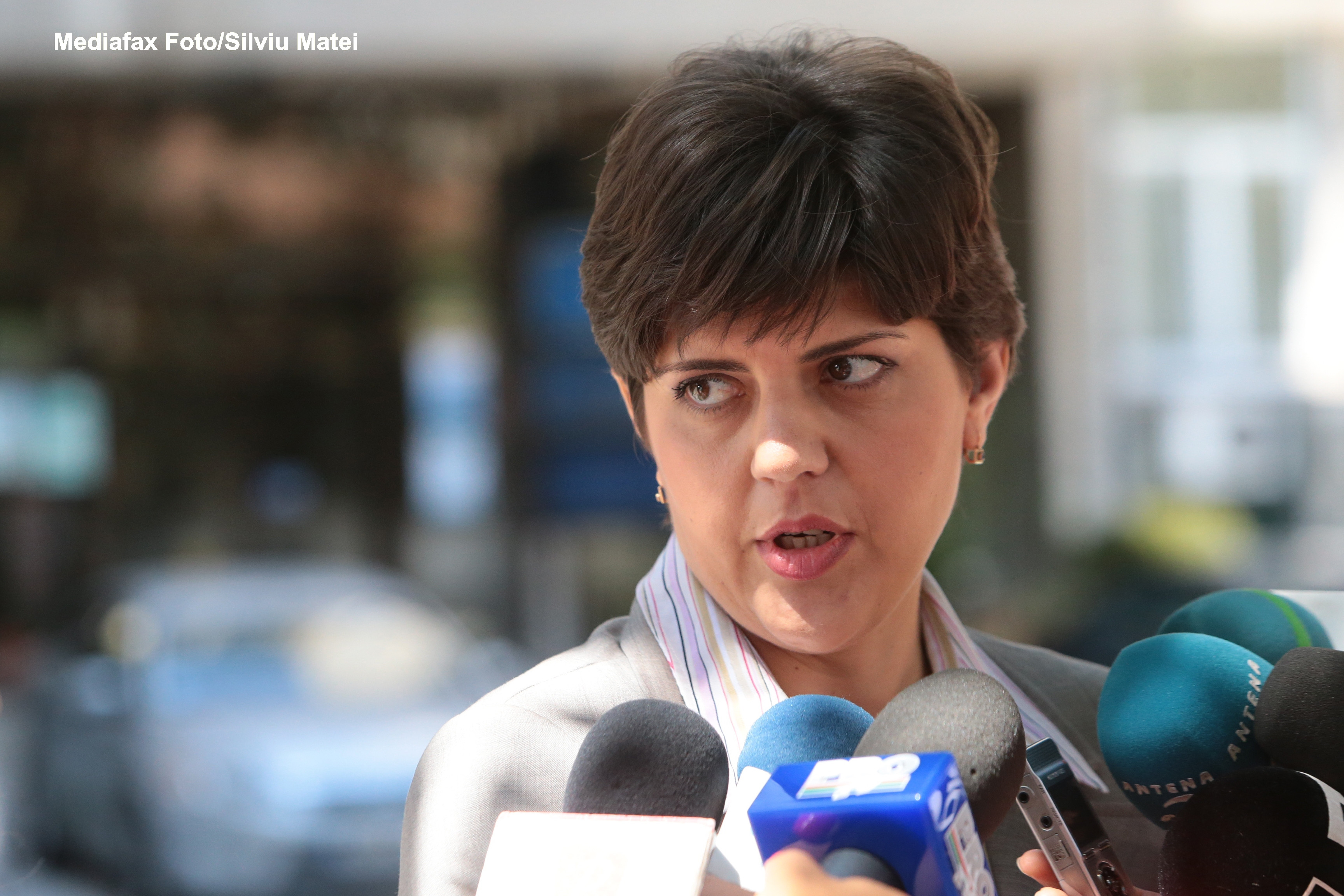 Traian Basescu a decorat-o pe Codruta Kovesi cu "Steaua Romaniei" in grad de Cavaler