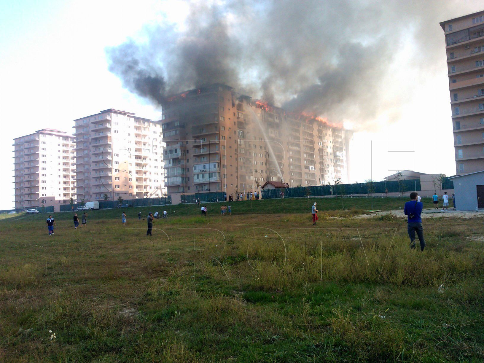 "Pompierii au fost depasiti de situatie". Marturiile celor care si-au vazut casele distruse de foc