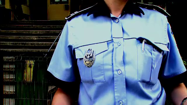 A trimis mesajul destinat amantului sotului ei. De rusine, politista s-a sinucis