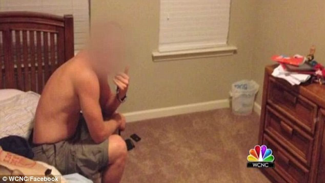 Un american sustine ca, in timp ce era plecat in excursie, mai multi tineri au petrecut in casa lui