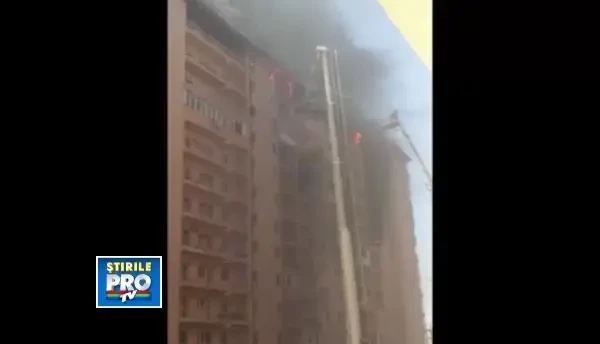 PRIMELE IMAGINI de la incendiul care distruge etajul 10 al unui bloc din Capitala