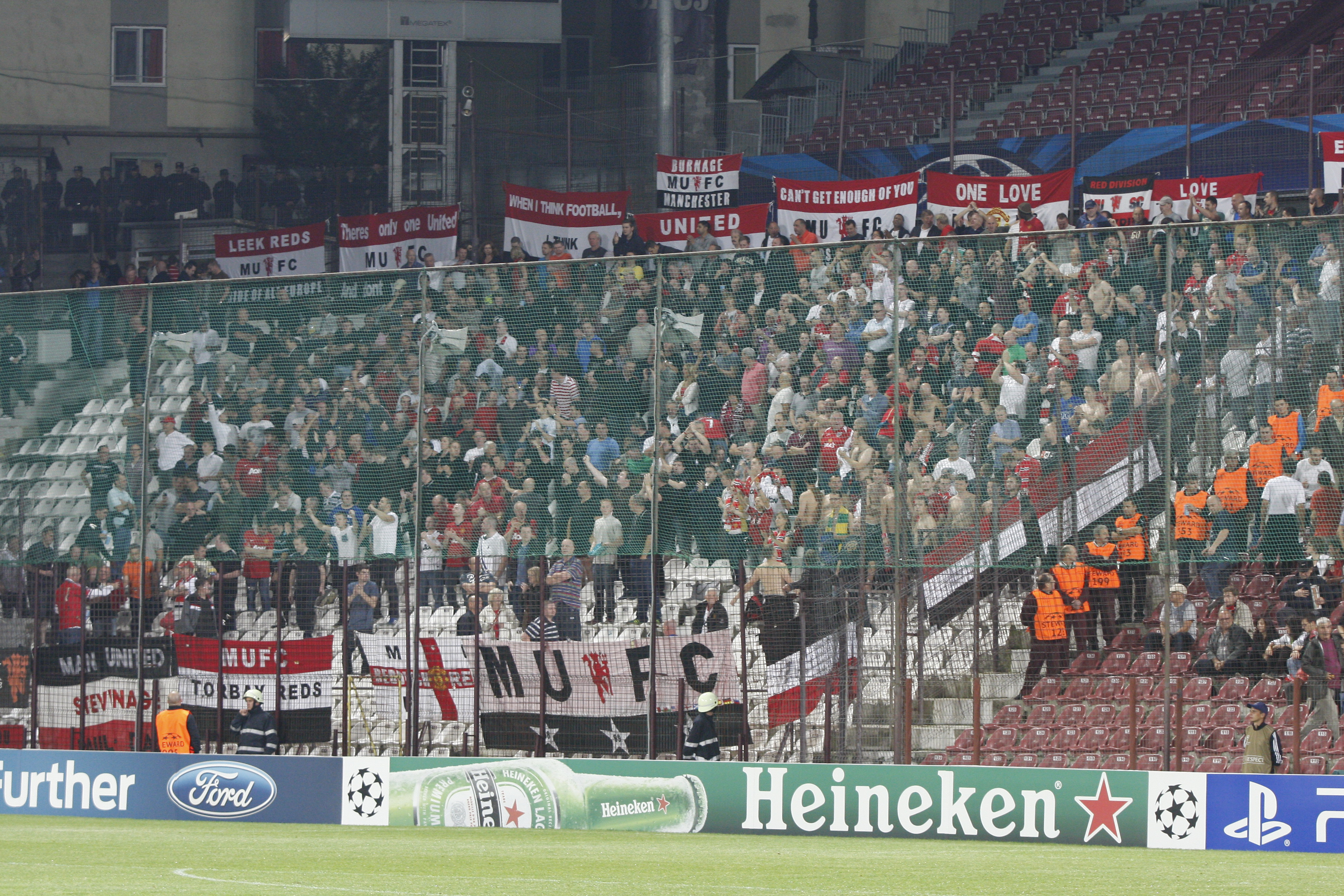 Suporterii Manchester au alungat tihna ardeleneasca. Au cantat si au baut pana tarziu in noapte