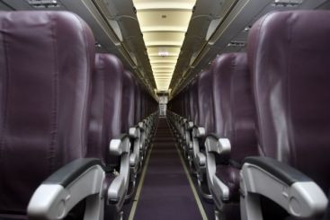 Cat de uman e sa zbori cu avionul cand pasagerii se bat din cauza spatiului tot mai mic. Analiza celor mai populare companii