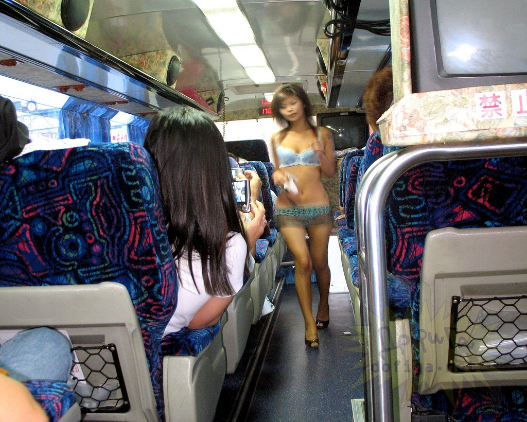 Barbatii cred ca sunt dame de companie, insa jobul lor e departe de asa ceva. GALERIE FOTO