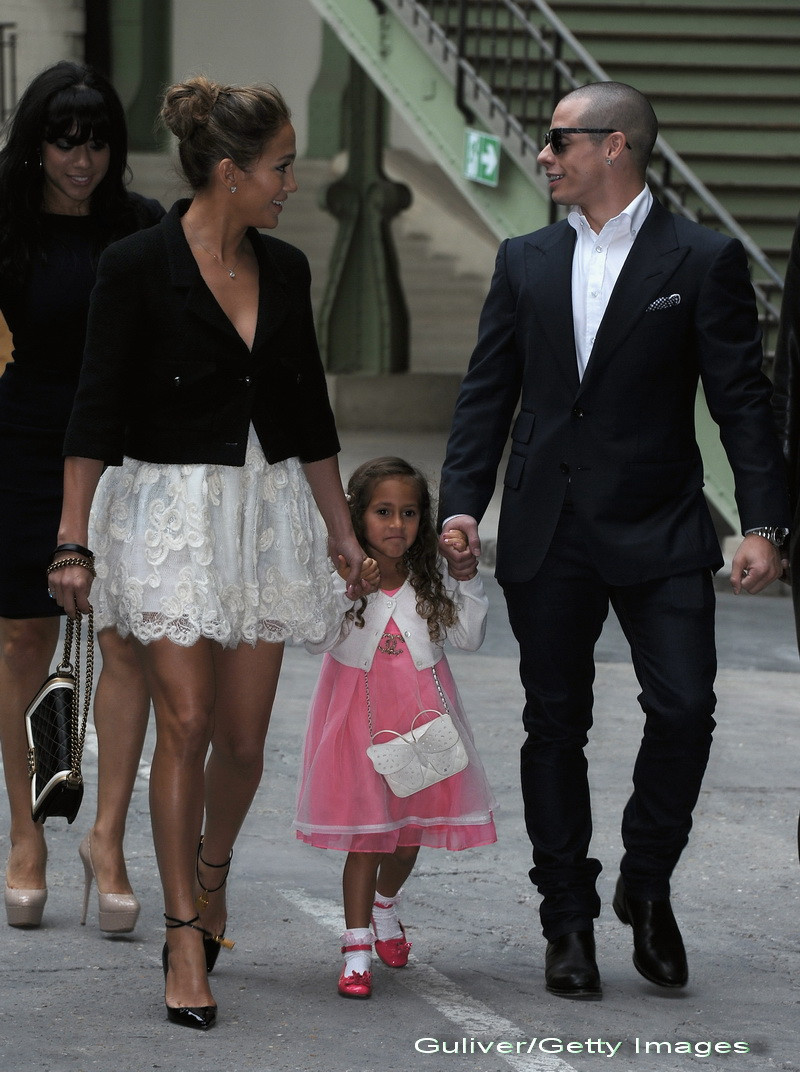 Jennifer Lopez a amanat concertul de la Bucuresti, dar poarta creatiile unui designer roman. FOTO