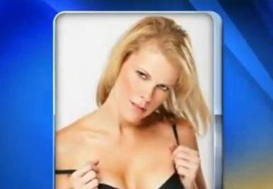 Ce facea dupa program o politista blonda. Sefii au aflat cand au vazut cu ea 100 de fotografii