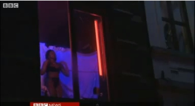 Prostituatele din vitrine, amenintate cu amenda. Cat vor plati daca se vor mai imbraca sumar